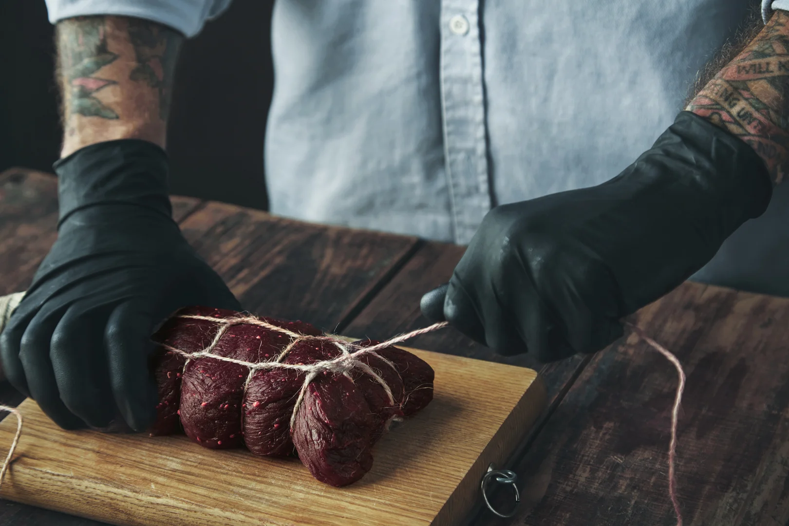 Carne legată cu șnur natural pentru afumare
